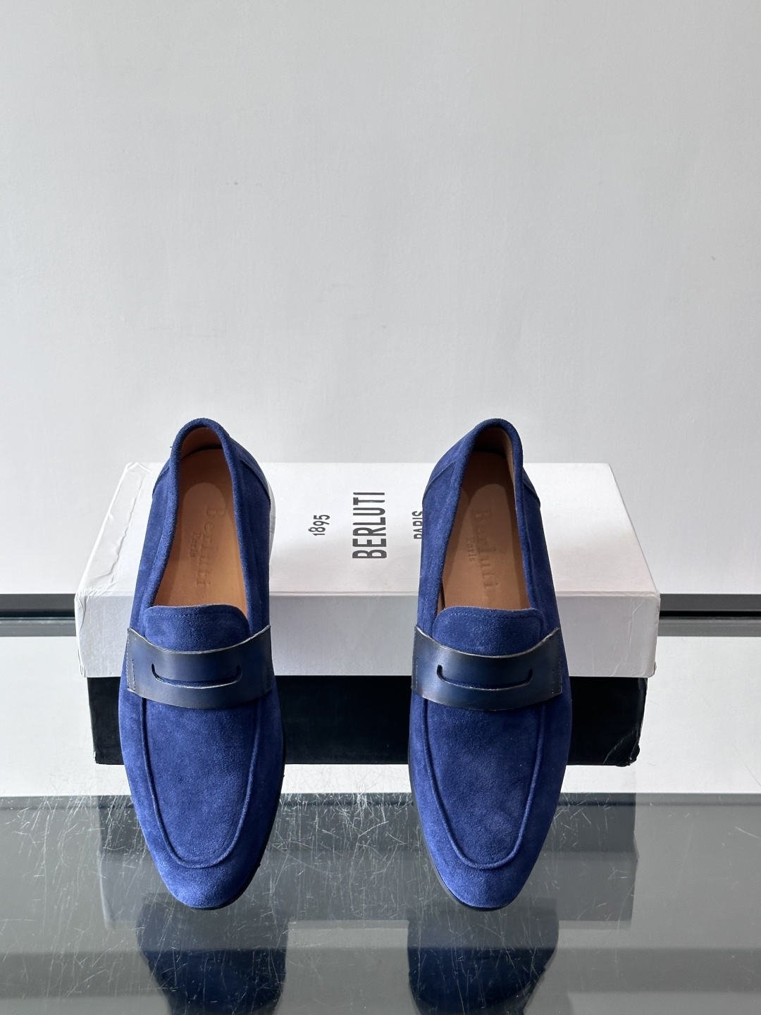 Berluti/布鲁提乐福鞋​​，麂皮鞋面，，黑色真皮质鞋底。 麂皮的质感更柔和。整体更有老钱休闲的感觉。 彰显不凡态度