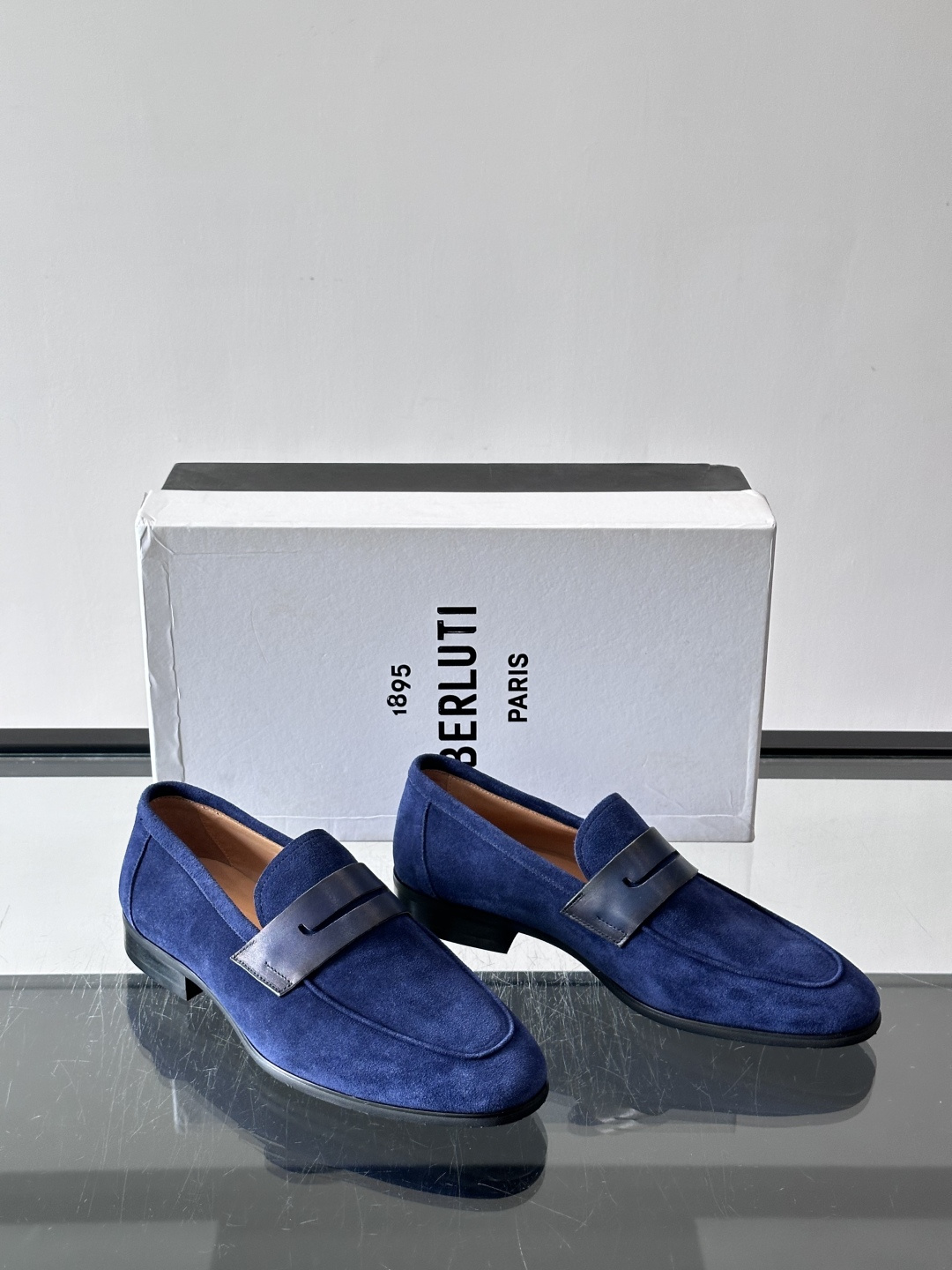 Berluti/布鲁提乐福鞋​​，麂皮鞋面，，黑色真皮质鞋底。 麂皮的质感更柔和。整体更有老钱休闲的感觉。 彰显不凡态度