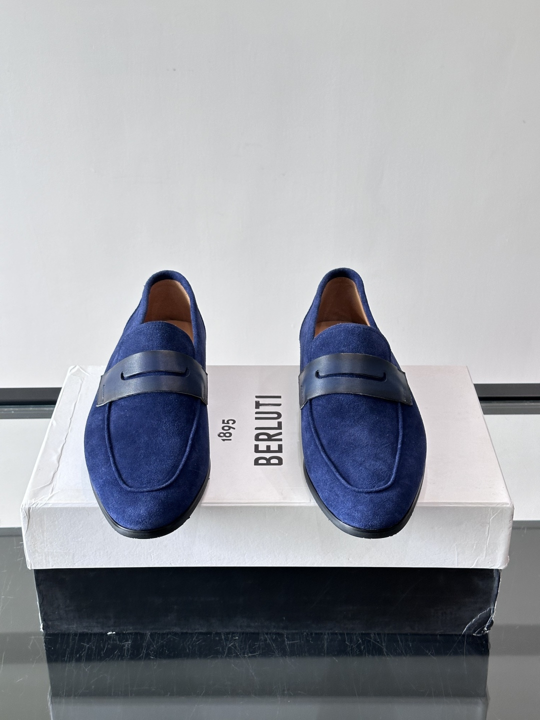 Berluti/布鲁提乐福鞋​​，麂皮鞋面，，黑色真皮质鞋底。 麂皮的质感更柔和。整体更有老钱休闲的感觉。 彰显不凡态度