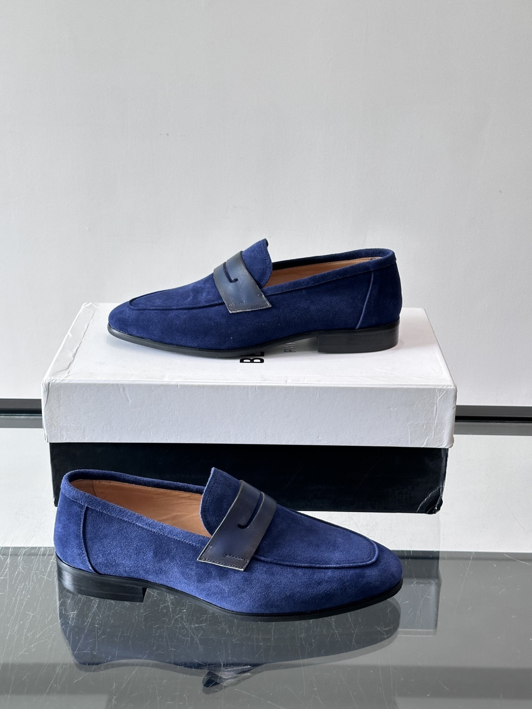 Berluti/布鲁提乐福鞋​​，麂皮鞋面，，黑色真皮质鞋底。 麂皮的质感更柔和。整体更有老钱休闲的感觉。 彰显不凡态度