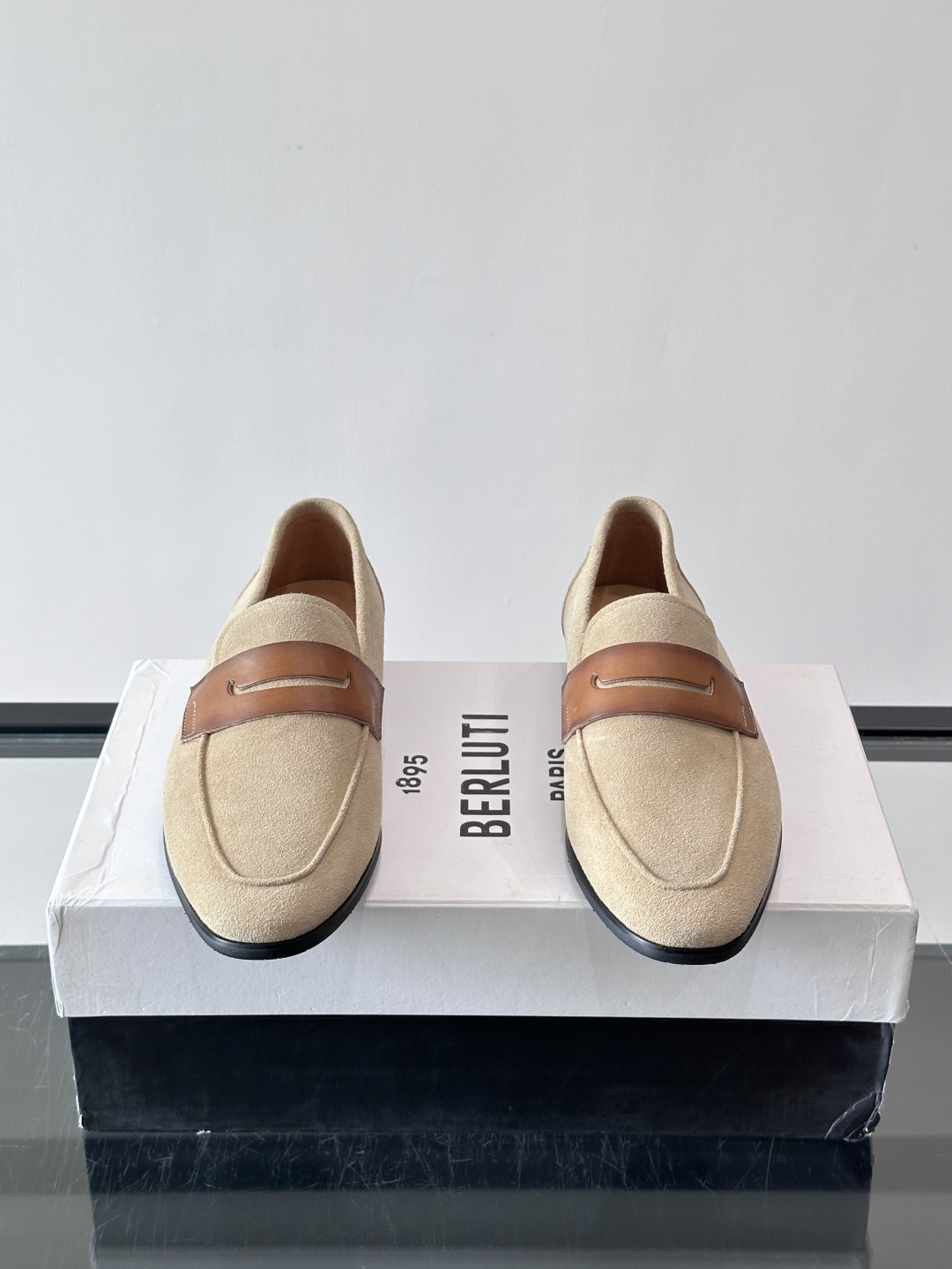 Berluti/布鲁提乐福鞋​​，麂皮鞋面，，黑色真皮质鞋底。 麂皮的质感更柔和。整体更有老钱休闲的感觉。 彰显不凡态度