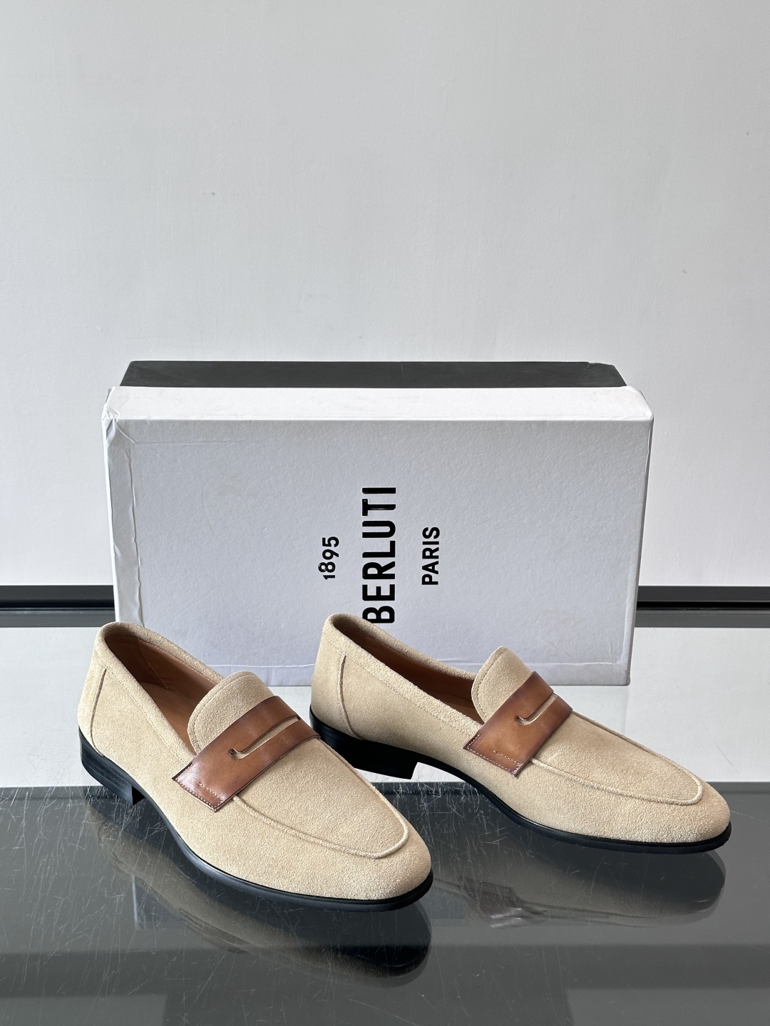 Berluti/布鲁提乐福鞋​​，麂皮鞋面，，黑色真皮质鞋底。 麂皮的质感更柔和。整体更有老钱休闲的感觉。 彰显不凡态度