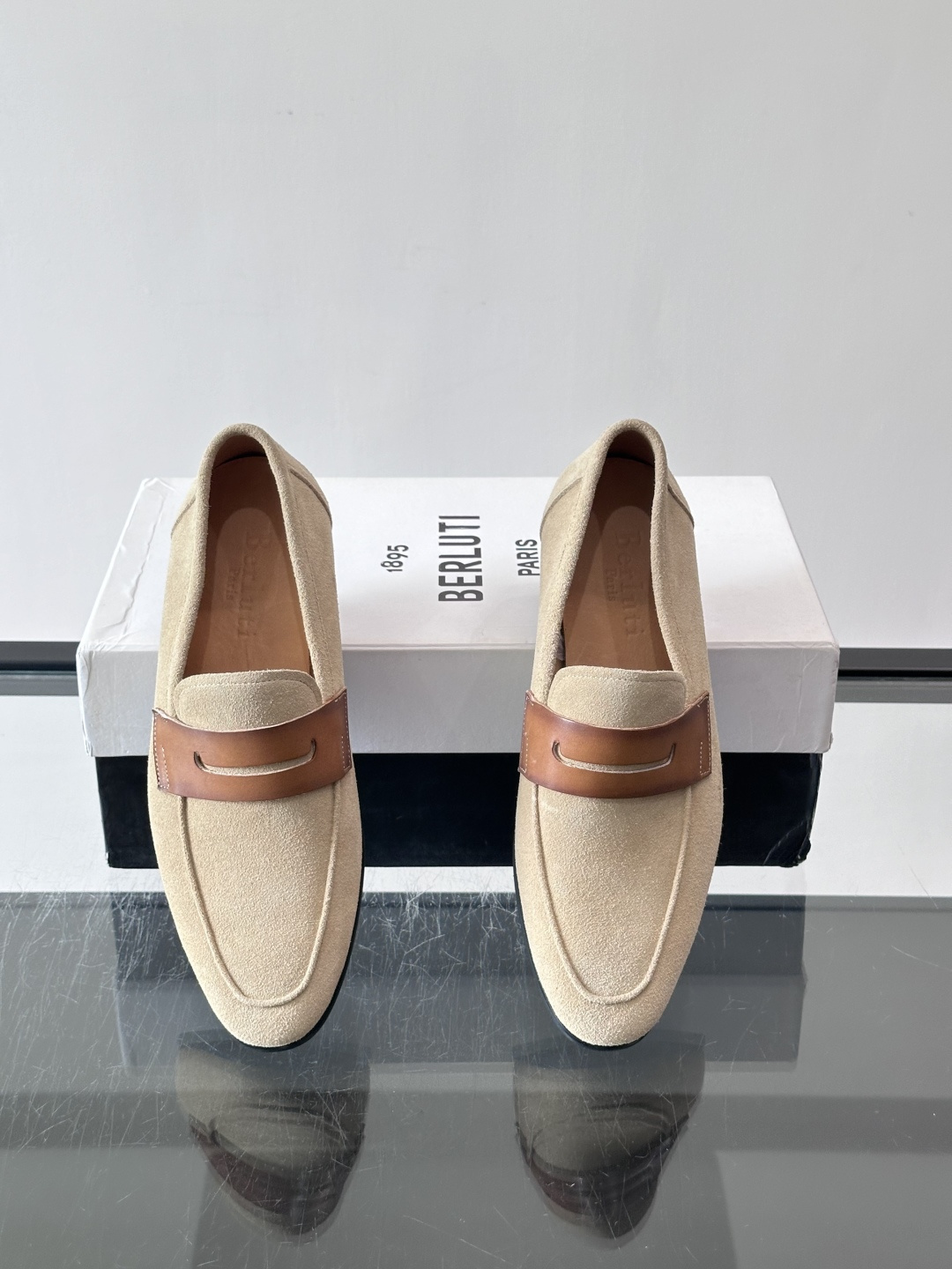 Berluti/布鲁提乐福鞋​​，麂皮鞋面，，黑色真皮质鞋底。 麂皮的质感更柔和。整体更有老钱休闲的感觉。 彰显不凡态度