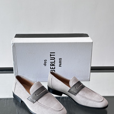 Berluti/布鲁提乐福鞋,麂皮鞋面,,黑色真皮质鞋底。 麂皮的质感更柔和。整体更有老钱休闲的感觉。 彰显不凡态度 Berluti/布鲁提乐福鞋,麂皮鞋面,,黑色真皮质鞋底。 麂皮的质感更柔和。整体更有老钱休闲的感觉。 彰显不凡态度