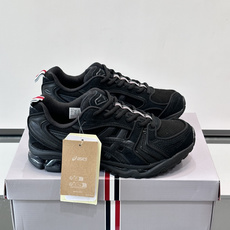 THOM BROWNE x asics 麂皮 + 网面拼接鞋面,经典虎爪条纹,厚底缓震设计,走的是 Y2K 千禧复古路线 THOM BROWNE x asics 麂皮 + 网面拼接鞋面,经典虎爪条纹,厚底缓震设计,走的是 Y2K 千禧复古路线