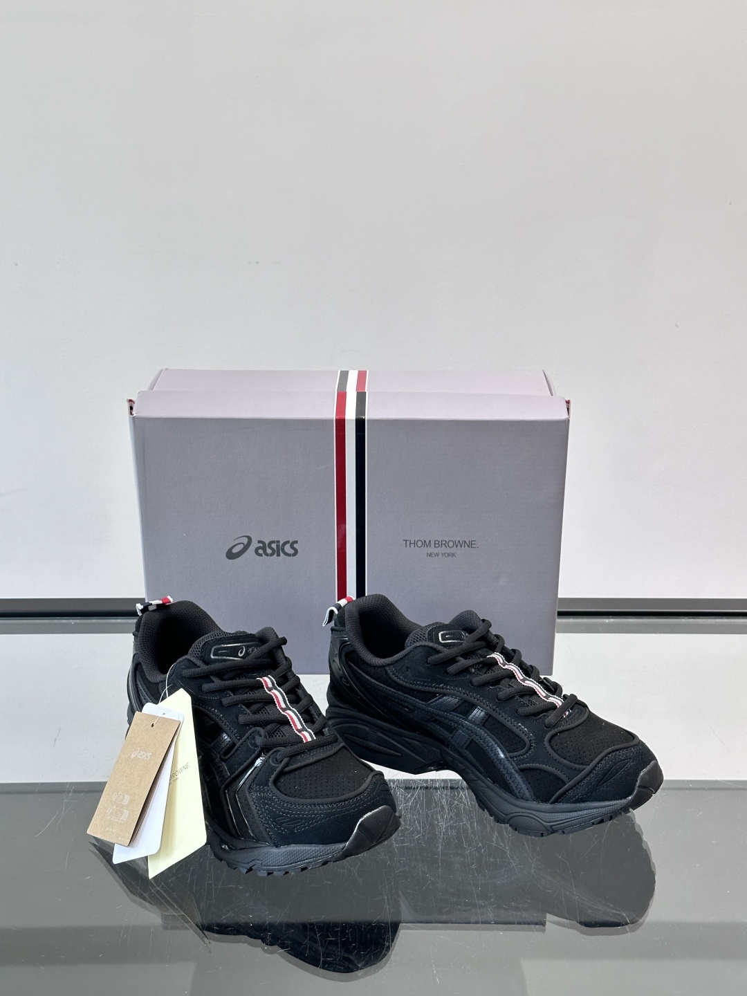 THOM BROWNE x asics 麂皮 + 网面拼接鞋面,经典虎爪条纹,厚底缓震设计,走的是 Y2K 千禧复古路线 THOM BROWNE x asics 麂皮 + 网面拼接鞋面,经典虎爪条纹,厚底缓震设计,走的是 Y2K 千禧复古路线