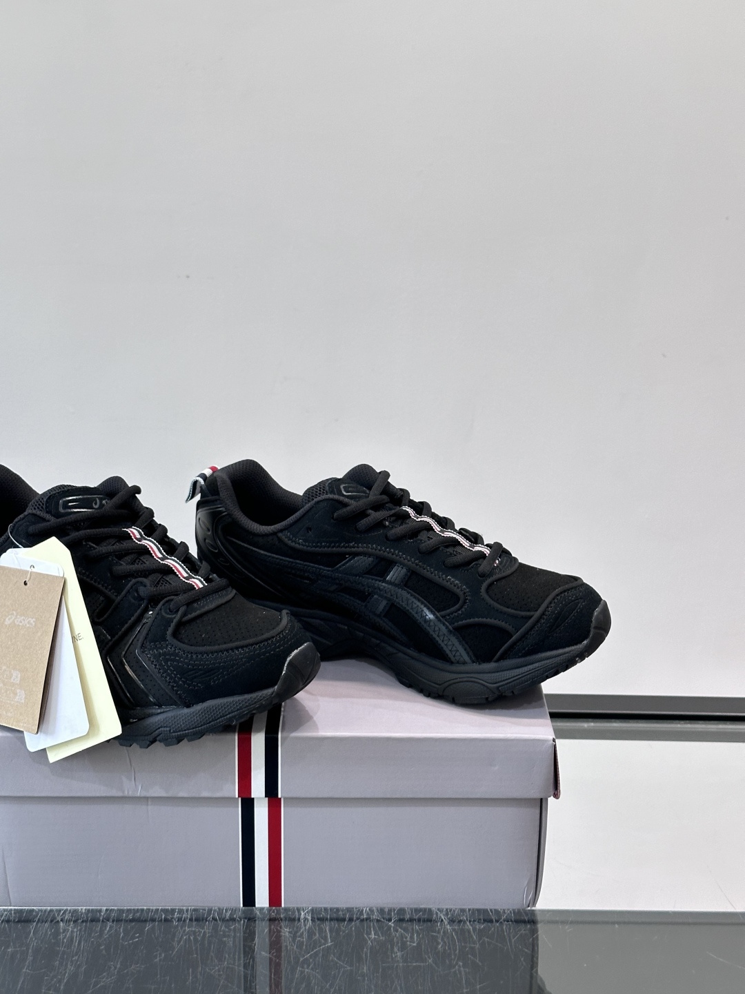 THOM BROWNE x asics 麂皮 + 网面拼接鞋面,经典虎爪条纹,厚底缓震设计,走的是 Y2K 千禧复古路线 THOM BROWNE x asics 麂皮 + 网面拼接鞋面,经典虎爪条纹,厚底缓震设计,走的是 Y2K 千禧复古路线