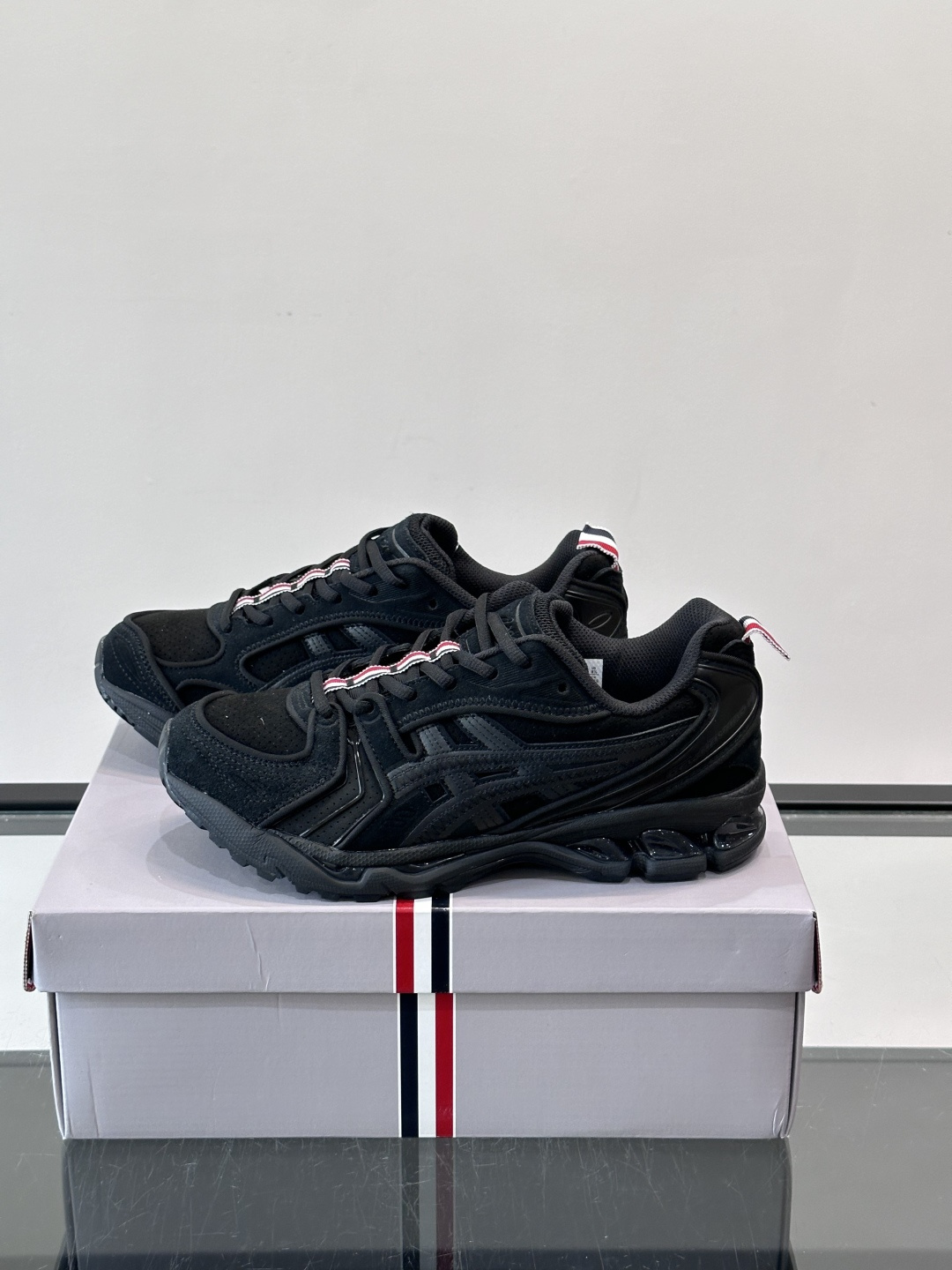THOM BROWNE x asics 麂皮 + 网面拼接鞋面,经典虎爪条纹,厚底缓震设计,走的是 Y2K 千禧复古路线 THOM BROWNE x asics 麂皮 + 网面拼接鞋面,经典虎爪条纹,厚底缓震设计,走的是 Y2K 千禧复古路线