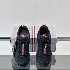 THOM BROWNE x asics 麂皮 + 网面拼接鞋面,经典虎爪条纹,厚底缓震设计,走的是 Y2K 千禧复古路线 THOM BROWNE x asics 麂皮 + 网面拼接鞋面,经典虎爪条纹,厚底缓震设计,走的是 Y2K 千禧复古路线