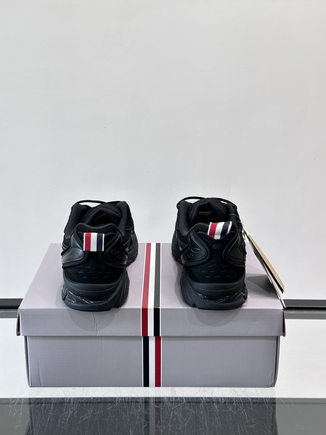 THOM BROWNE x asics 麂皮 + 网面拼接鞋面,经典虎爪条纹,厚底缓震设计,走的是 Y2K 千禧复古路线 THOM BROWNE x asics 麂皮 + 网面拼接鞋面,经典虎爪条纹,厚底缓震设计,走的是 Y2K 千禧复古路线