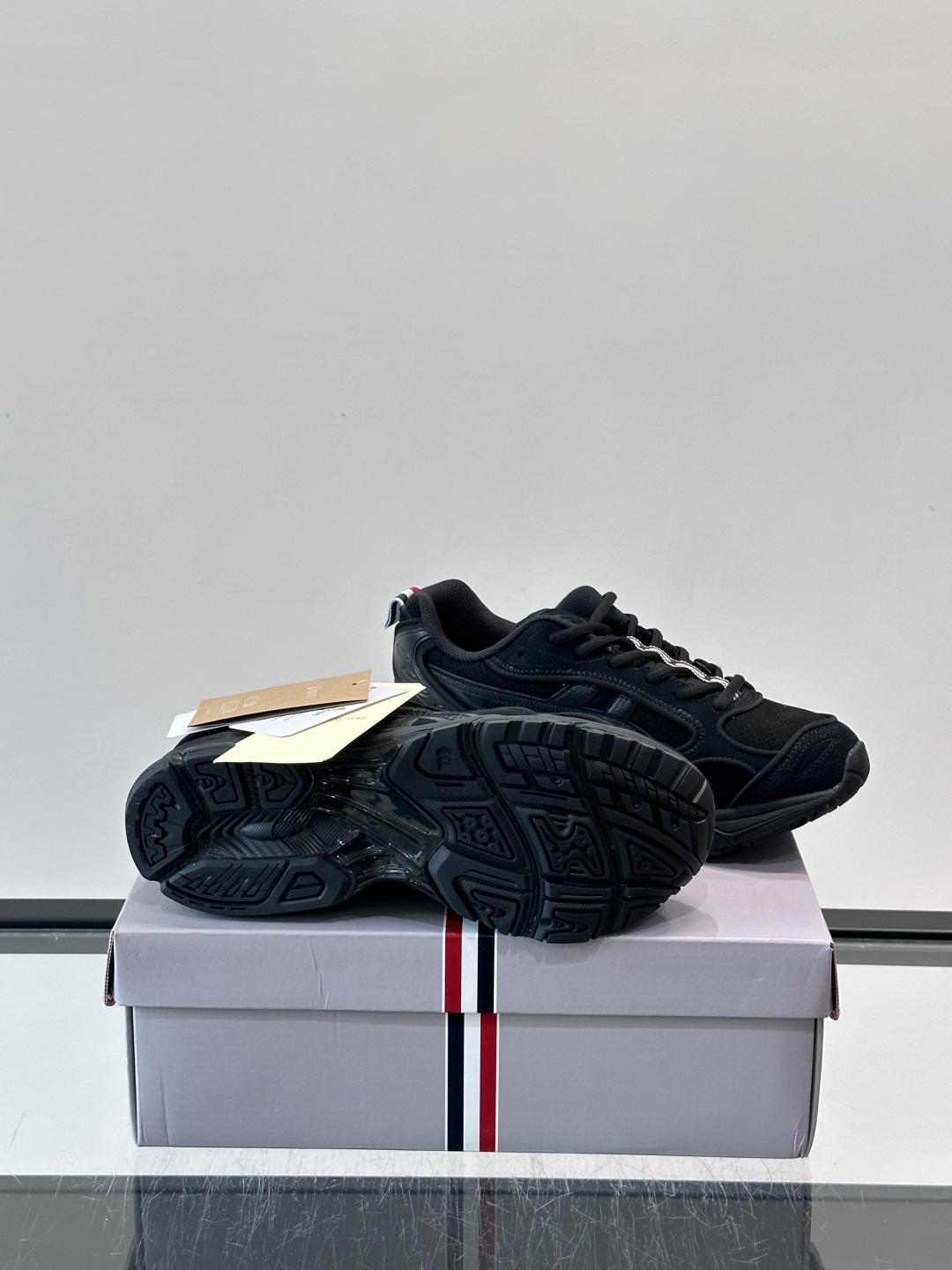 THOM BROWNE x asics 麂皮 + 网面拼接鞋面,经典虎爪条纹,厚底缓震设计,走的是 Y2K 千禧复古路线 THOM BROWNE x asics 麂皮 + 网面拼接鞋面,经典虎爪条纹,厚底缓震设计,走的是 Y2K 千禧复古路线