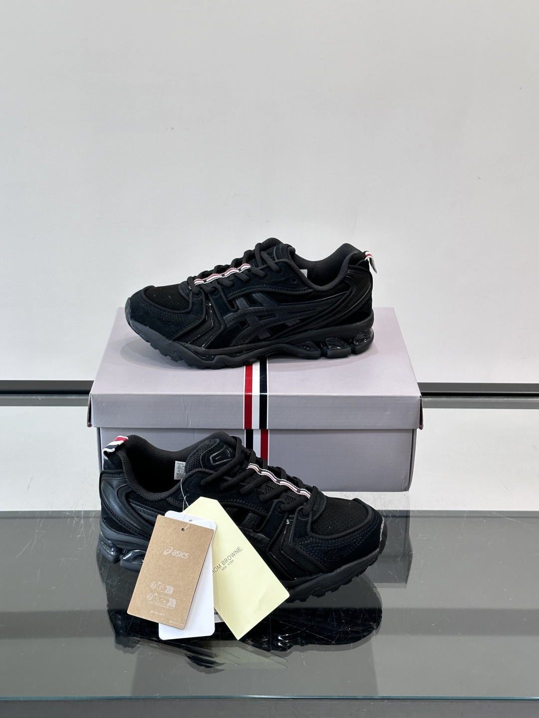 THOM BROWNE x asics 麂皮 + 网面拼接鞋面,经典虎爪条纹,厚底缓震设计,走的是 Y2K 千禧复古路线 THOM BROWNE x asics 麂皮 + 网面拼接鞋面,经典虎爪条纹,厚底缓震设计,走的是 Y2K 千禧复古路线