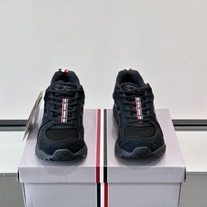 THOM BROWNE x asics 麂皮 + 网面拼接鞋面,经典虎爪条纹,厚底缓震设计,走的是 Y2K 千禧复古路线 THOM BROWNE x asics 麂皮 + 网面拼接鞋面,经典虎爪条纹,厚底缓震设计,走的是 Y2K 千禧复古路线