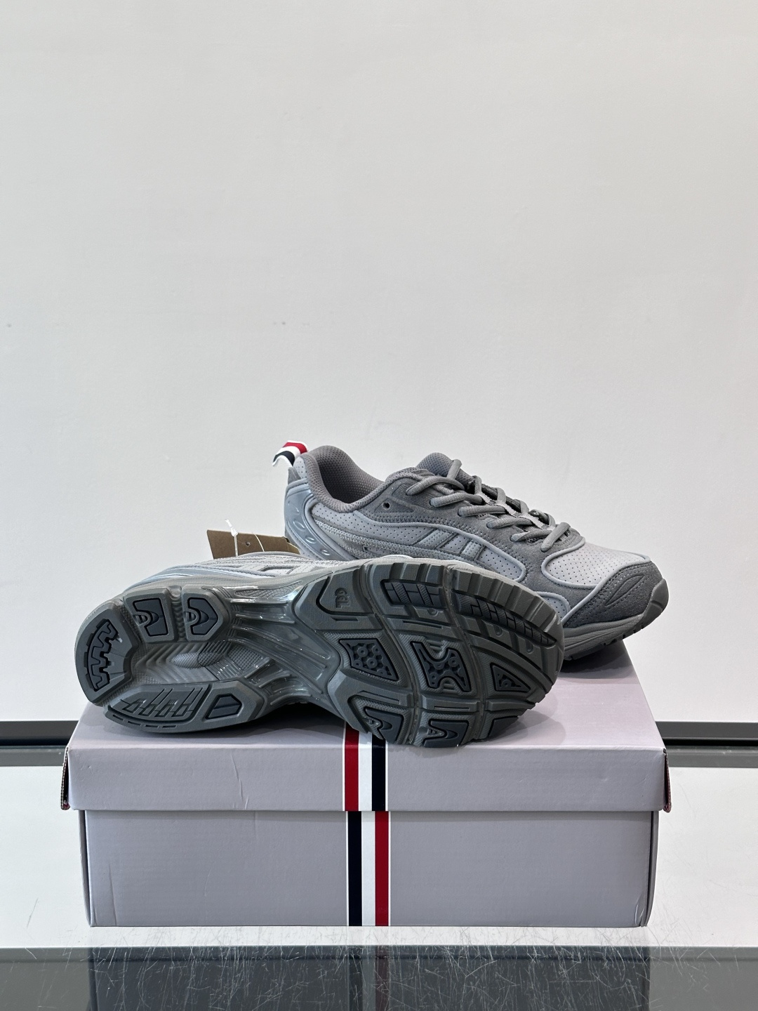 THOM BROWNE x asics 麂皮 + 网面拼接鞋面，经典虎爪条纹，厚底缓震设计，走的是 Y2K 千禧复古路线