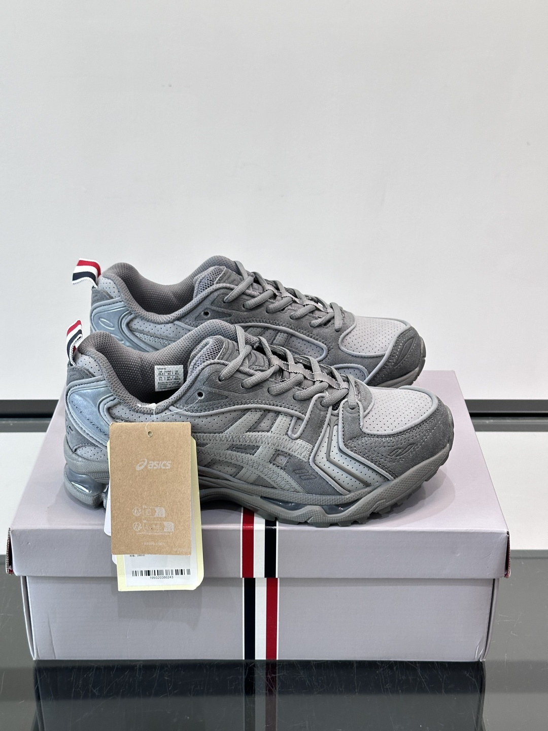 THOM BROWNE x asics 麂皮 + 网面拼接鞋面,经典虎爪条纹,厚底缓震设计,走的是 Y2K 千禧复古路线 THOM BROWNE x asics 麂皮 + 网面拼接鞋面,经典虎爪条纹,厚底缓震设计,走的是 Y2K 千禧复古路线