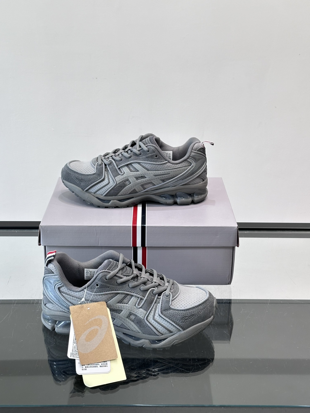 THOM BROWNE x asics 麂皮 + 网面拼接鞋面，经典虎爪条纹，厚底缓震设计，走的是 Y2K 千禧复古路线