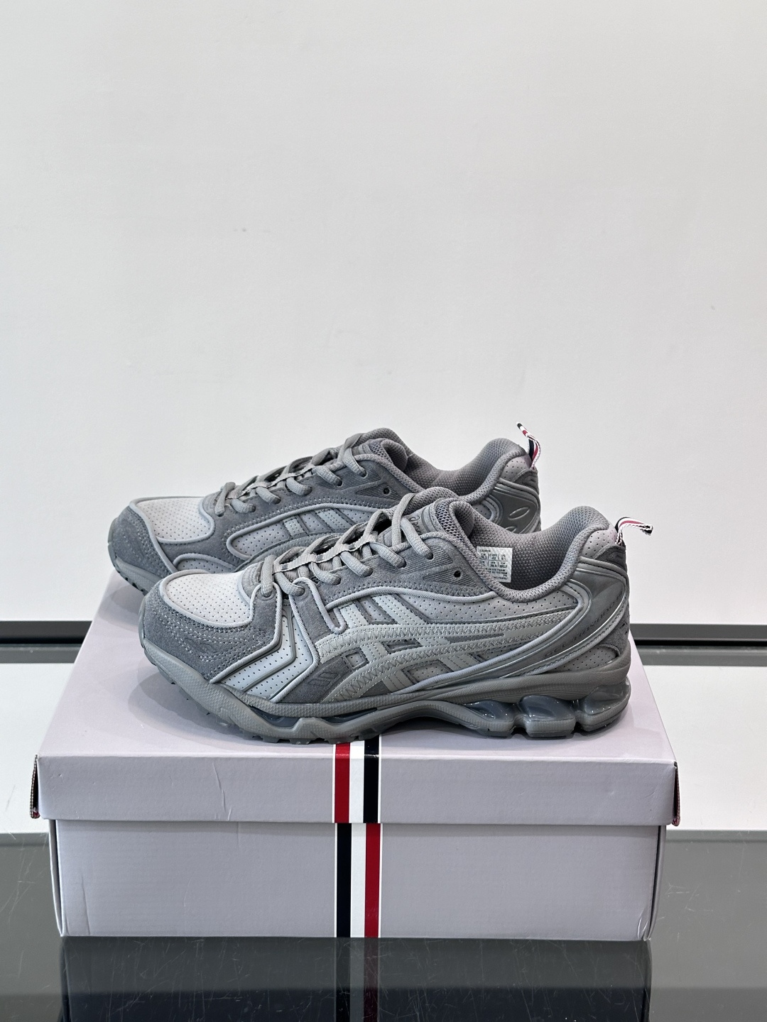 THOM BROWNE x asics 麂皮 + 网面拼接鞋面，经典虎爪条纹，厚底缓震设计，走的是 Y2K 千禧复古路线