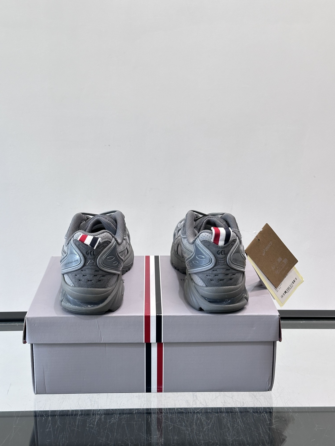 THOM BROWNE x asics 麂皮 + 网面拼接鞋面，经典虎爪条纹，厚底缓震设计，走的是 Y2K 千禧复古路线