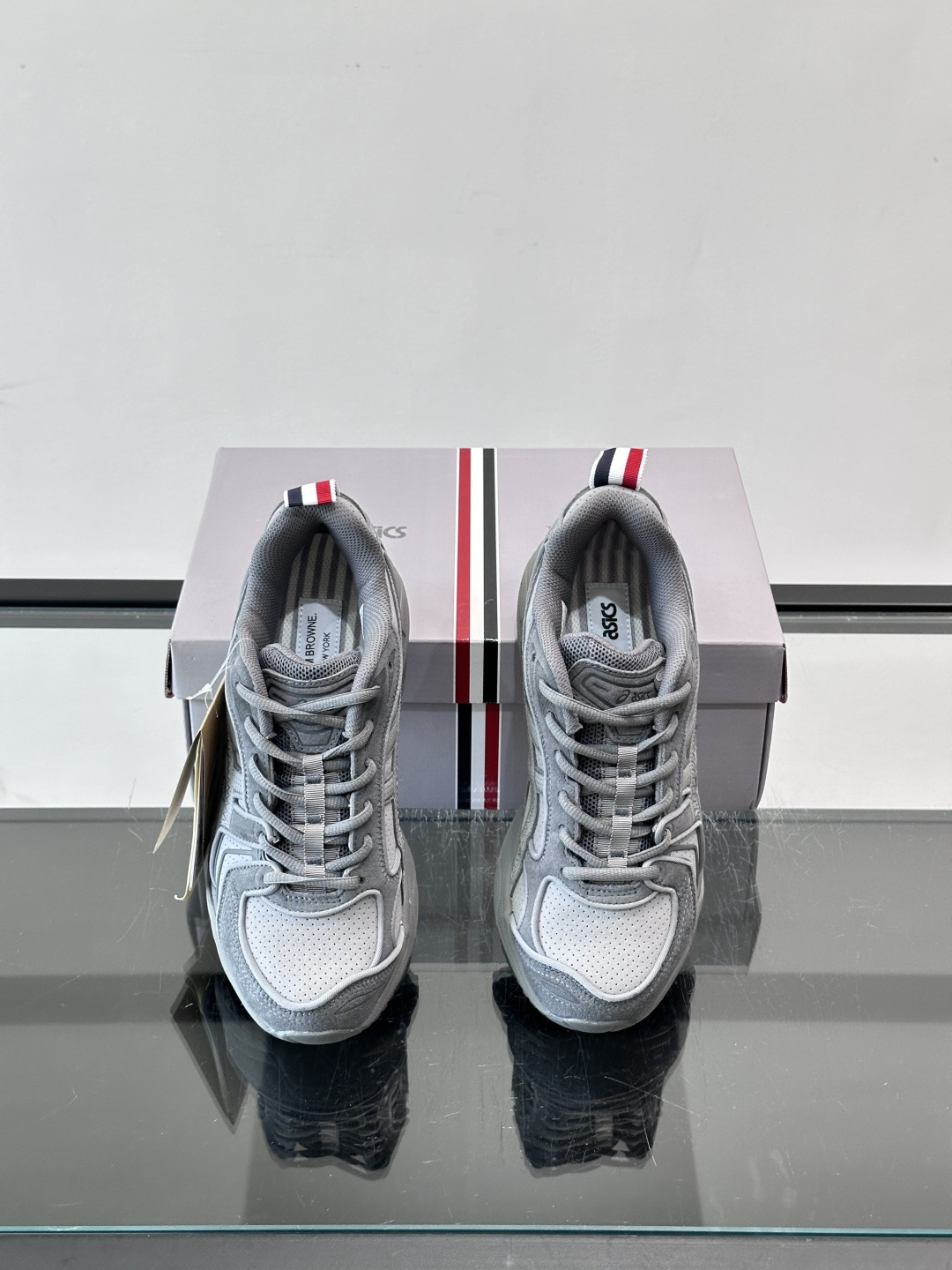 THOM BROWNE x asics 麂皮 + 网面拼接鞋面，经典虎爪条纹，厚底缓震设计，走的是 Y2K 千禧复古路线