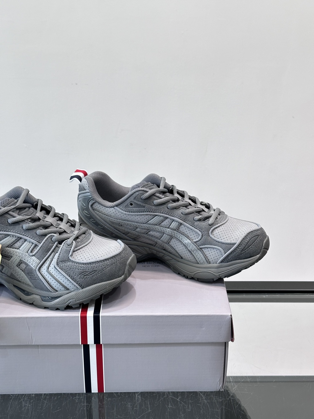 THOM BROWNE x asics 麂皮 + 网面拼接鞋面，经典虎爪条纹，厚底缓震设计，走的是 Y2K 千禧复古路线