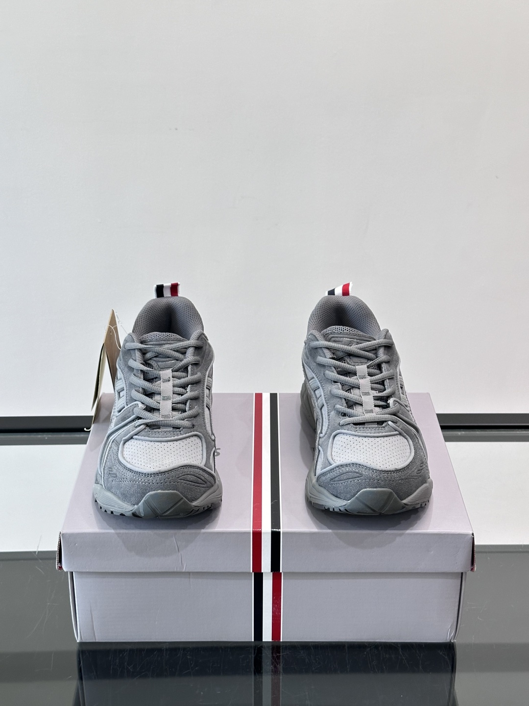 THOM BROWNE x asics 麂皮 + 网面拼接鞋面，经典虎爪条纹，厚底缓震设计，走的是 Y2K 千禧复古路线