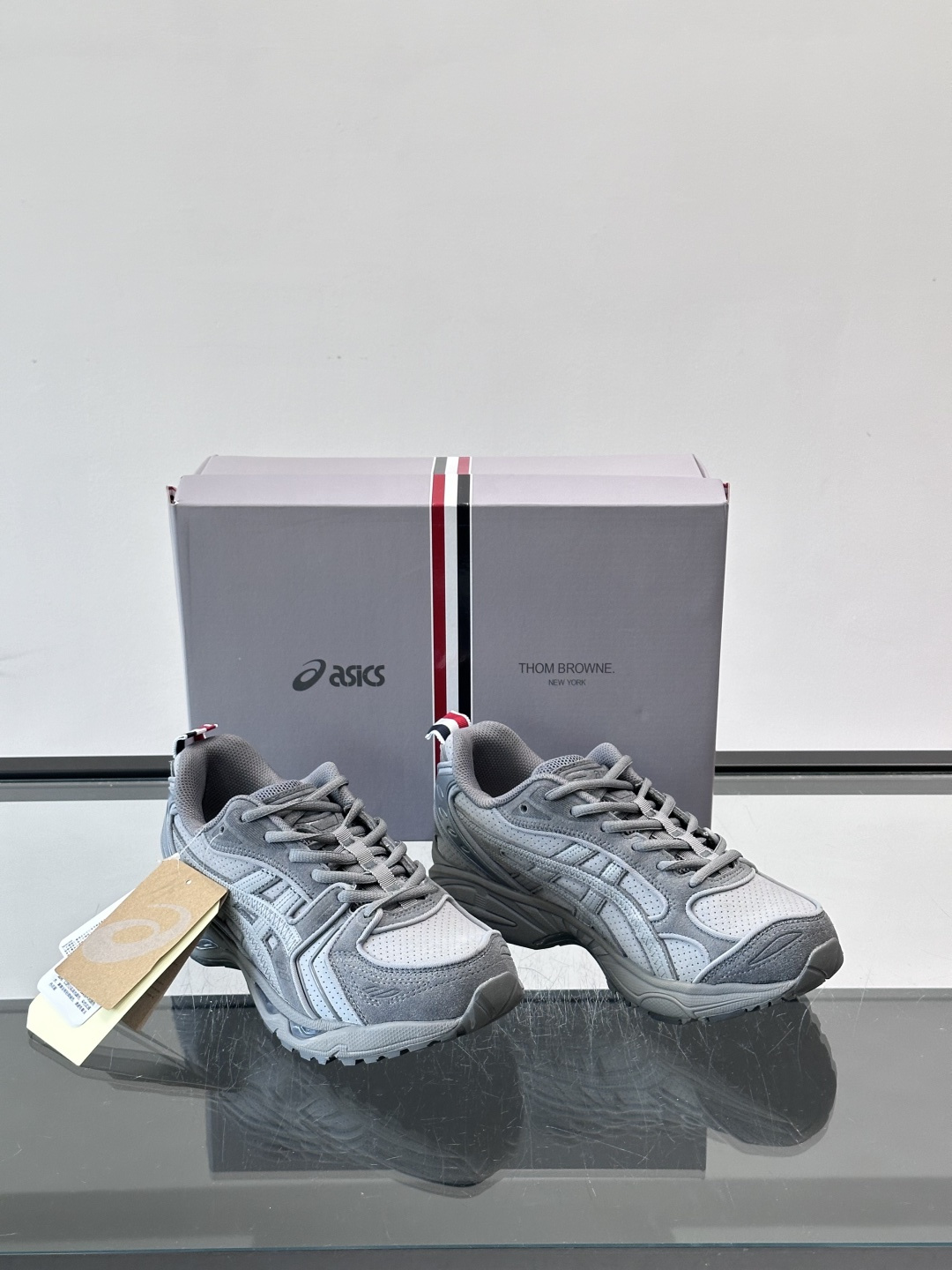 THOM BROWNE x asics 麂皮 + 网面拼接鞋面，经典虎爪条纹，厚底缓震设计，走的是 Y2K 千禧复古路线