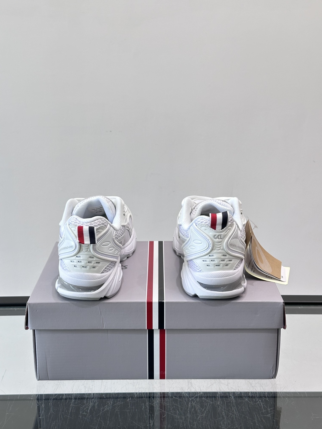 THOM BROWNE x asics 麂皮 + 网面拼接鞋面，经典虎爪条纹，厚底缓震设计，走的是 Y2K 千禧复古路线