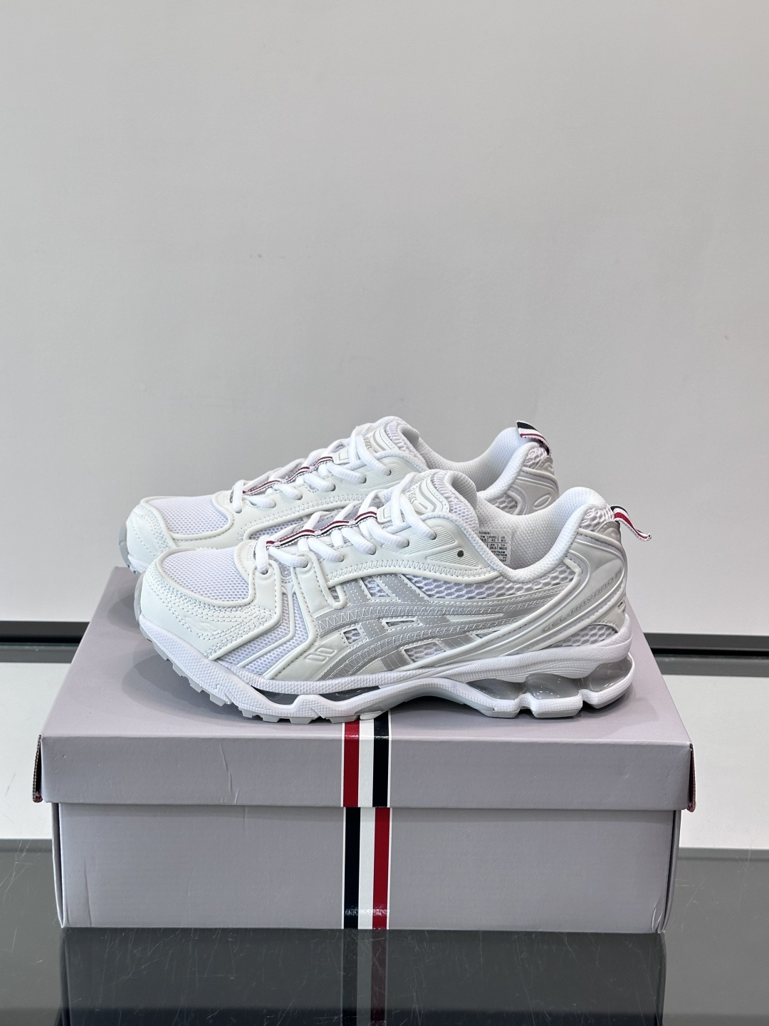 THOM BROWNE x asics 麂皮 + 网面拼接鞋面，经典虎爪条纹，厚底缓震设计，走的是 Y2K 千禧复古路线