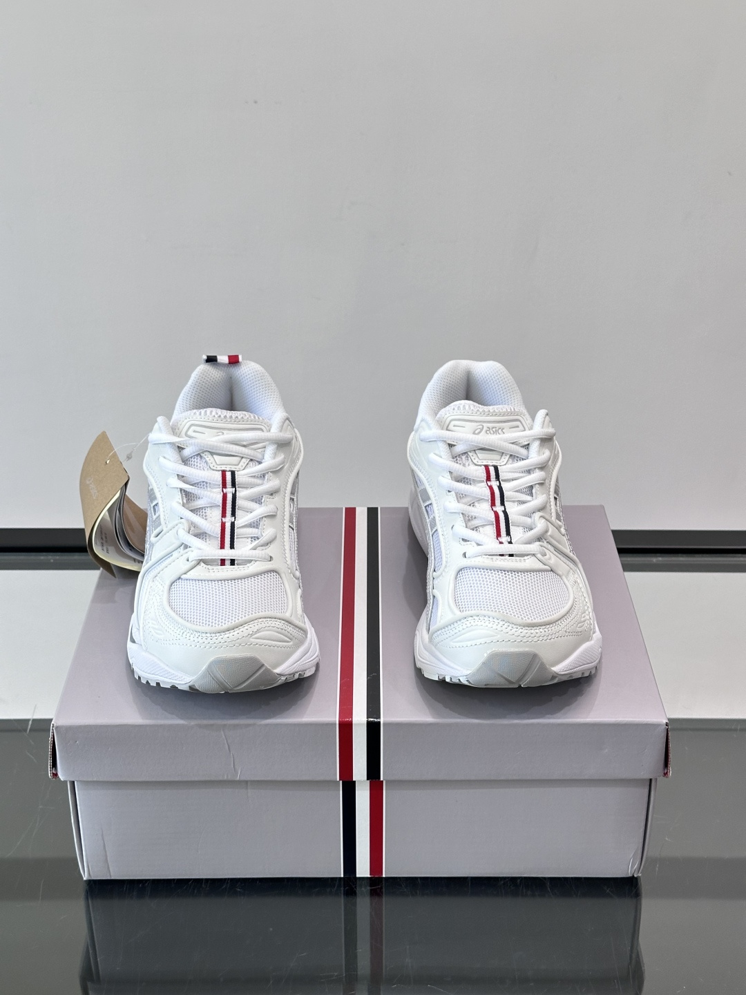 THOM BROWNE x asics 麂皮 + 网面拼接鞋面，经典虎爪条纹，厚底缓震设计，走的是 Y2K 千禧复古路线