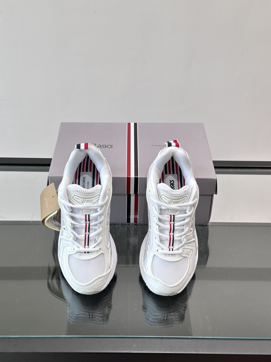 THOM BROWNE x asics 麂皮 + 网面拼接鞋面，经典虎爪条纹，厚底缓震设计，走的是 Y2K 千禧复古路线