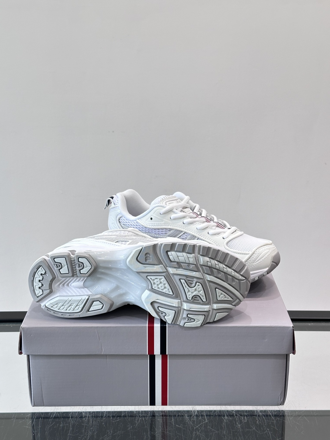 THOM BROWNE x asics 麂皮 + 网面拼接鞋面，经典虎爪条纹，厚底缓震设计，走的是 Y2K 千禧复古路线