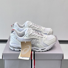THOM BROWNE x asics 麂皮 + 网面拼接鞋面,经典虎爪条纹,厚底缓震设计,走的是 Y2K 千禧复古路线 THOM BROWNE x asics 麂皮 + 网面拼接鞋面,经典虎爪条纹,厚底缓震设计,走的是 Y2K 千禧复古路线