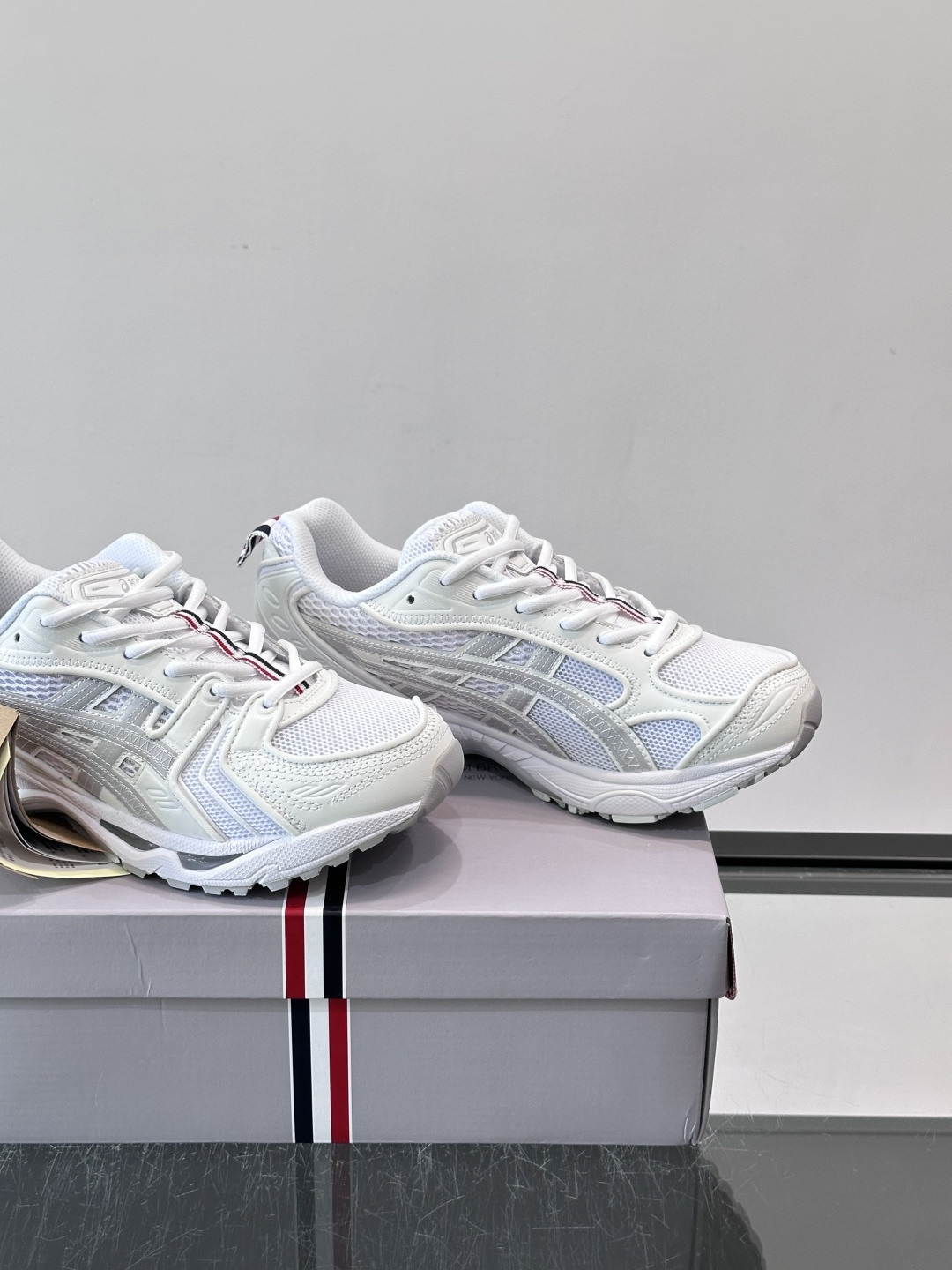 THOM BROWNE x asics 麂皮 + 网面拼接鞋面，经典虎爪条纹，厚底缓震设计，走的是 Y2K 千禧复古路线