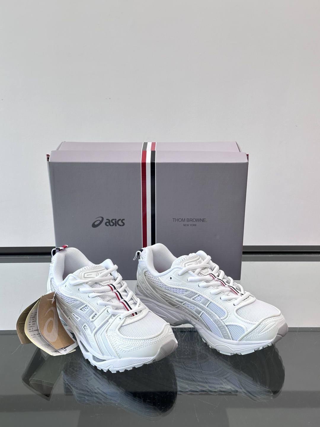 THOM BROWNE x asics 麂皮 + 网面拼接鞋面，经典虎爪条纹，厚底缓震设计，走的是 Y2K 千禧复古路线