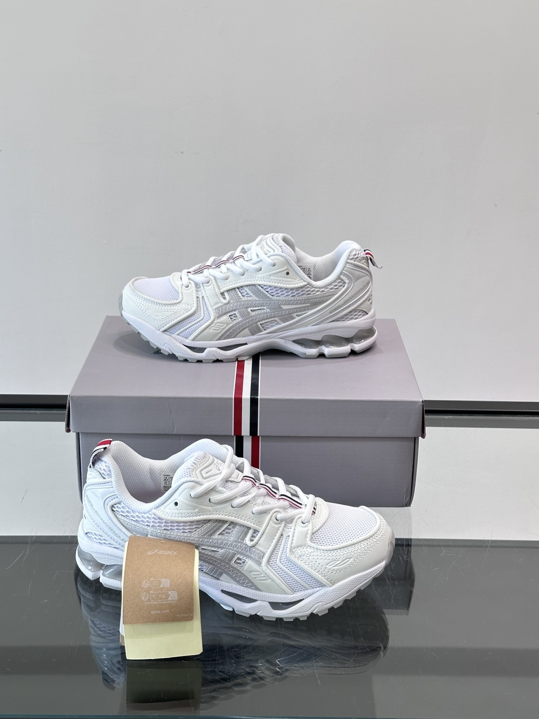 THOM BROWNE x asics 麂皮 + 网面拼接鞋面，经典虎爪条纹，厚底缓震设计，走的是 Y2K 千禧复古路线