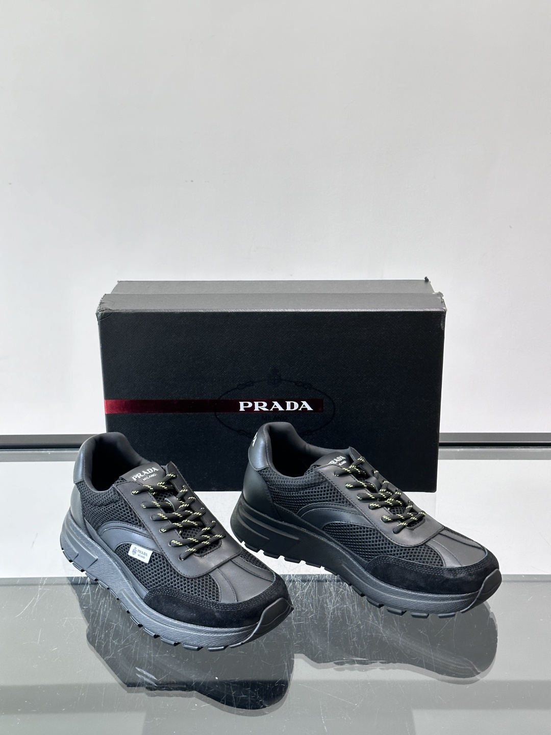 ​​Prada 男士运动鞋​​，鞋面是麂皮 + 网面拼接，鞋侧Prada 徽标，质感十足好👌整体看着更有层次。全百搭，卡