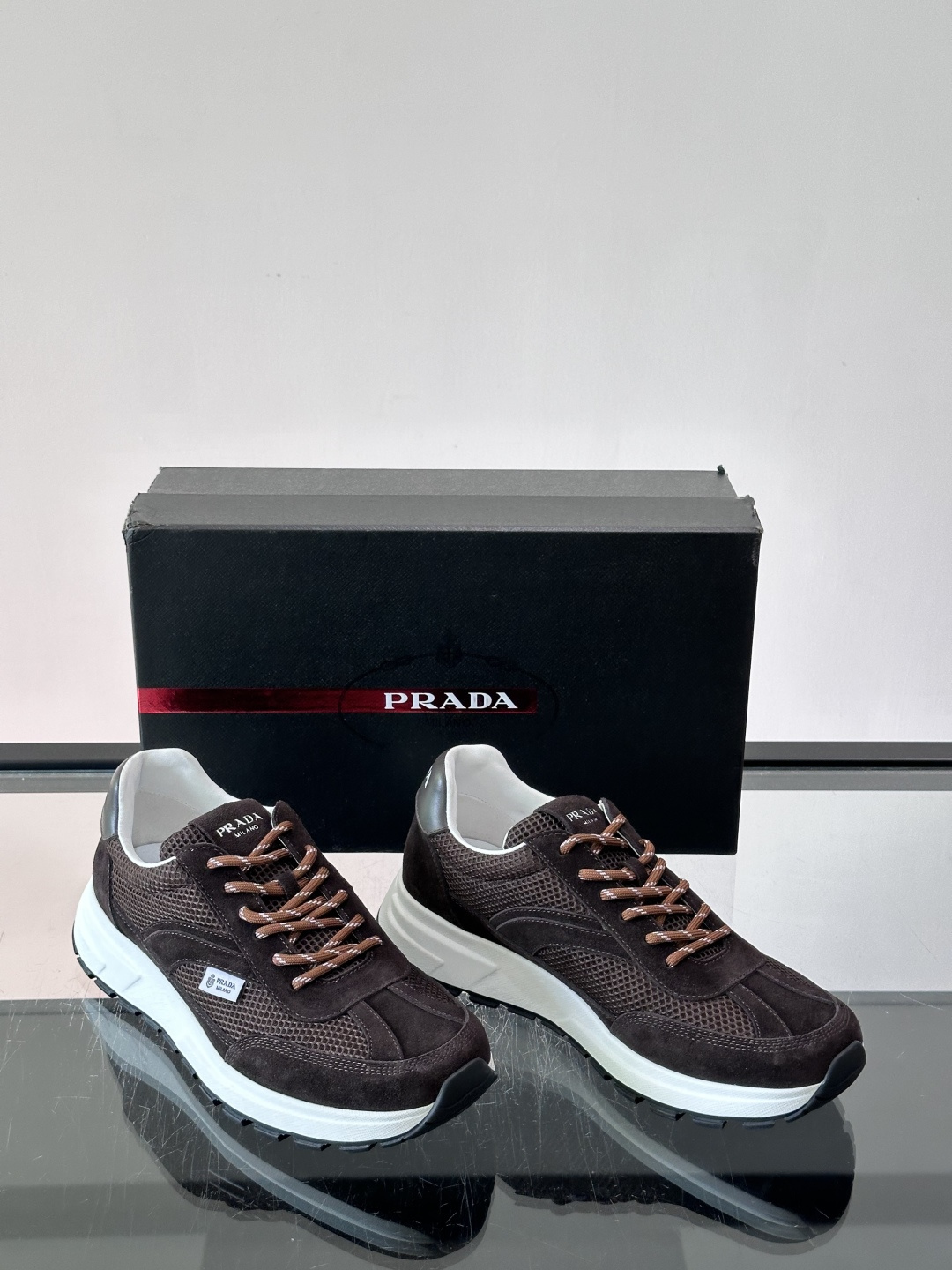 ​​Prada 男士运动鞋​​，鞋面是麂皮 + 网面拼接，鞋侧Prada 徽标，质感十足好👌整体看着更有层次。全百搭，卡