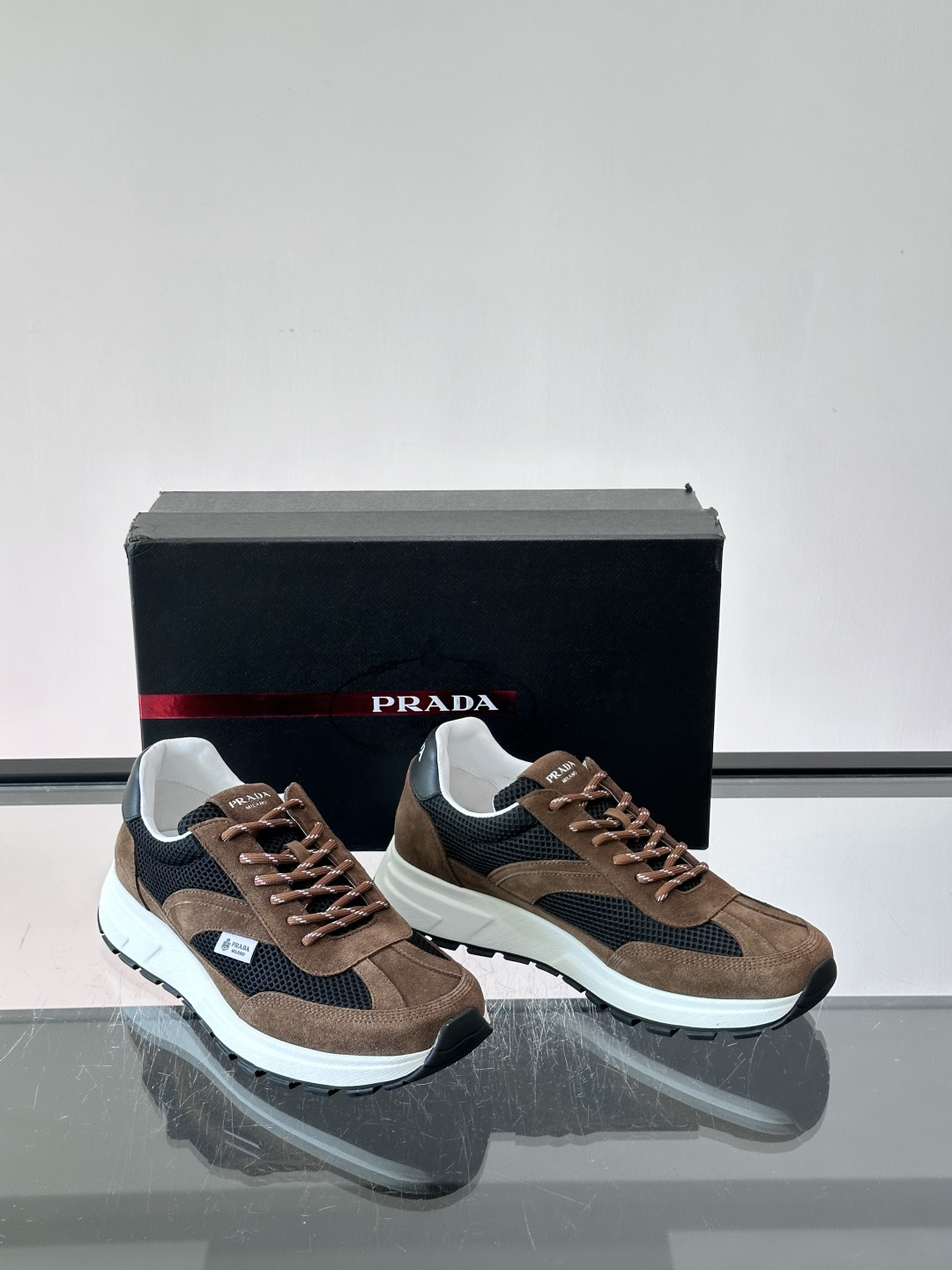 ​​Prada 男士运动鞋​​，鞋面是麂皮 + 网面拼接，鞋侧Prada 徽标，质感十足好👌整体看着更有层次。全百搭，卡
