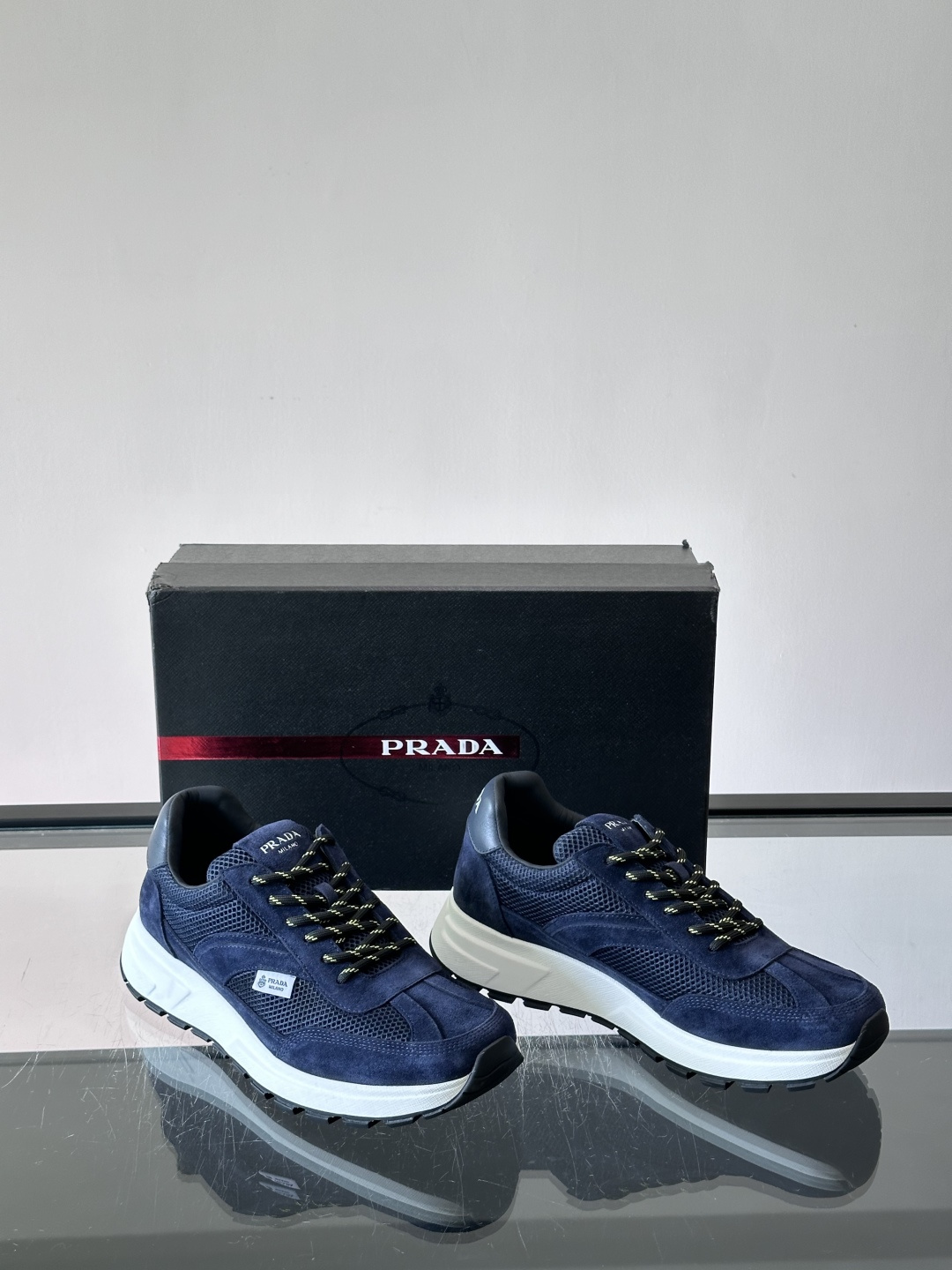 ​​Prada 男士运动鞋​​，鞋面是麂皮 + 网面拼接，鞋侧Prada 徽标，质感十足好👌整体看着更有层次。全百搭，卡