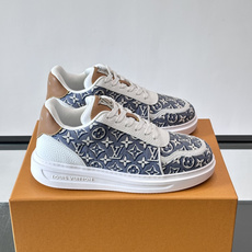 LV 男士休闲鞋。Monogram 帆布拼接荔枝皮。LV 经典老花图案辨识度拉满,厚底干净利落。鞋舌上的 LV 刺绣和老 LV 男士休闲鞋。Monogram 帆布拼接荔枝皮。LV 经典老花图案辨识度拉满,厚底干净利落。鞋舌上的 LV 刺绣和老