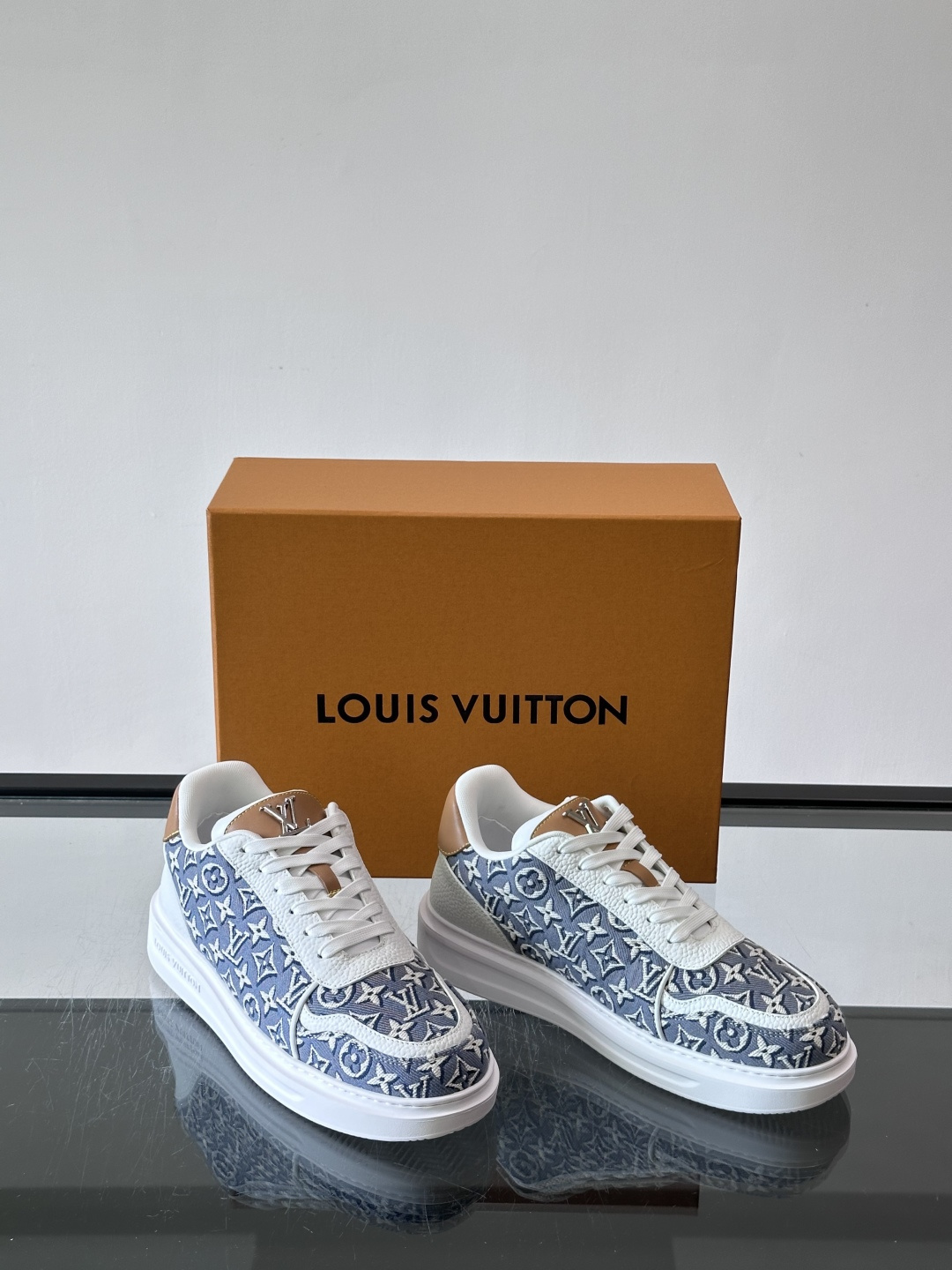 LV 男士休闲鞋。Monogram 帆布拼接荔枝皮。LV 经典老花图案辨识度拉满,厚底干净利落。鞋舌上的 LV 刺绣和老 LV 男士休闲鞋。Monogram 帆布拼接荔枝皮。LV 经典老花图案辨识度拉满,厚底干净利落。鞋舌上的 LV 刺绣和老