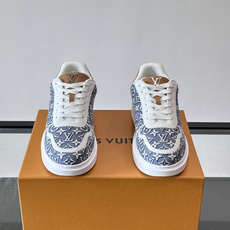 LV 男士休闲鞋。Monogram 帆布拼接荔枝皮。LV 经典老花图案辨识度拉满,厚底干净利落。鞋舌上的 LV 刺绣和老 LV 男士休闲鞋。Monogram 帆布拼接荔枝皮。LV 经典老花图案辨识度拉满,厚底干净利落。鞋舌上的 LV 刺绣和老