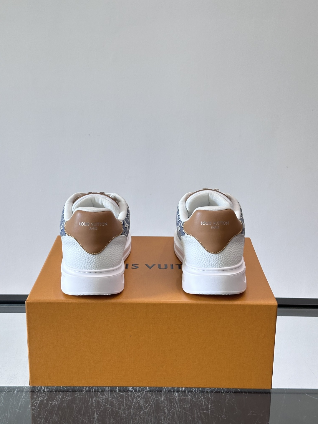LV 男士休闲鞋。Monogram 帆布拼接荔枝皮。LV 经典老花图案辨识度拉满,厚底干净利落。鞋舌上的 LV 刺绣和老 LV 男士休闲鞋。Monogram 帆布拼接荔枝皮。LV 经典老花图案辨识度拉满,厚底干净利落。鞋舌上的 LV 刺绣和老