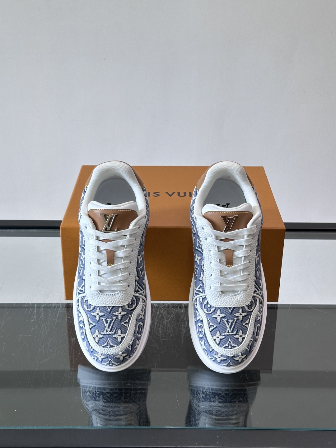 LV 男士休闲鞋。Monogram 帆布拼接荔枝皮。LV 经典老花图案辨识度拉满,厚底干净利落。鞋舌上的 LV 刺绣和老 LV 男士休闲鞋。Monogram 帆布拼接荔枝皮。LV 经典老花图案辨识度拉满,厚底干净利落。鞋舌上的 LV 刺绣和老