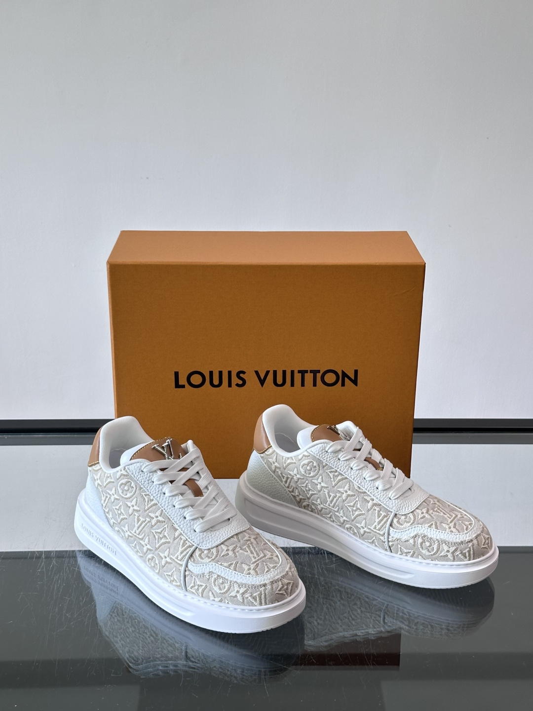 LV 男士休闲鞋。Monogram 帆布拼接荔枝皮。LV 经典老花图案辨识度拉满，厚底干净利落。鞋舌上的 LV 刺绣和老