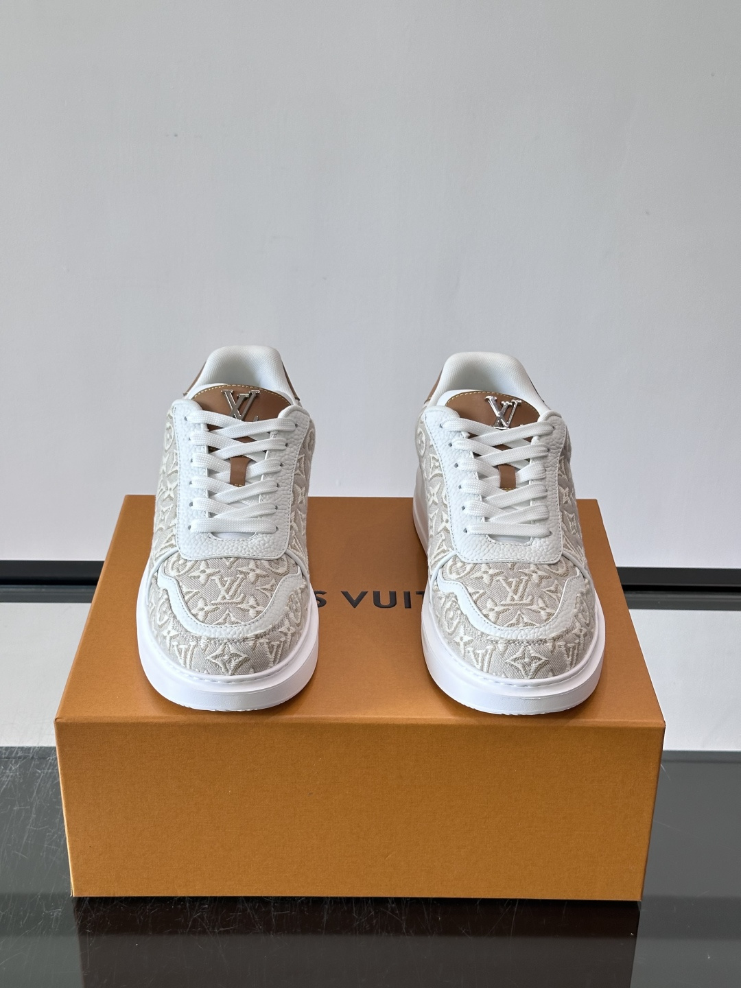 LV 男士休闲鞋。Monogram 帆布拼接荔枝皮。LV 经典老花图案辨识度拉满，厚底干净利落。鞋舌上的 LV 刺绣和老