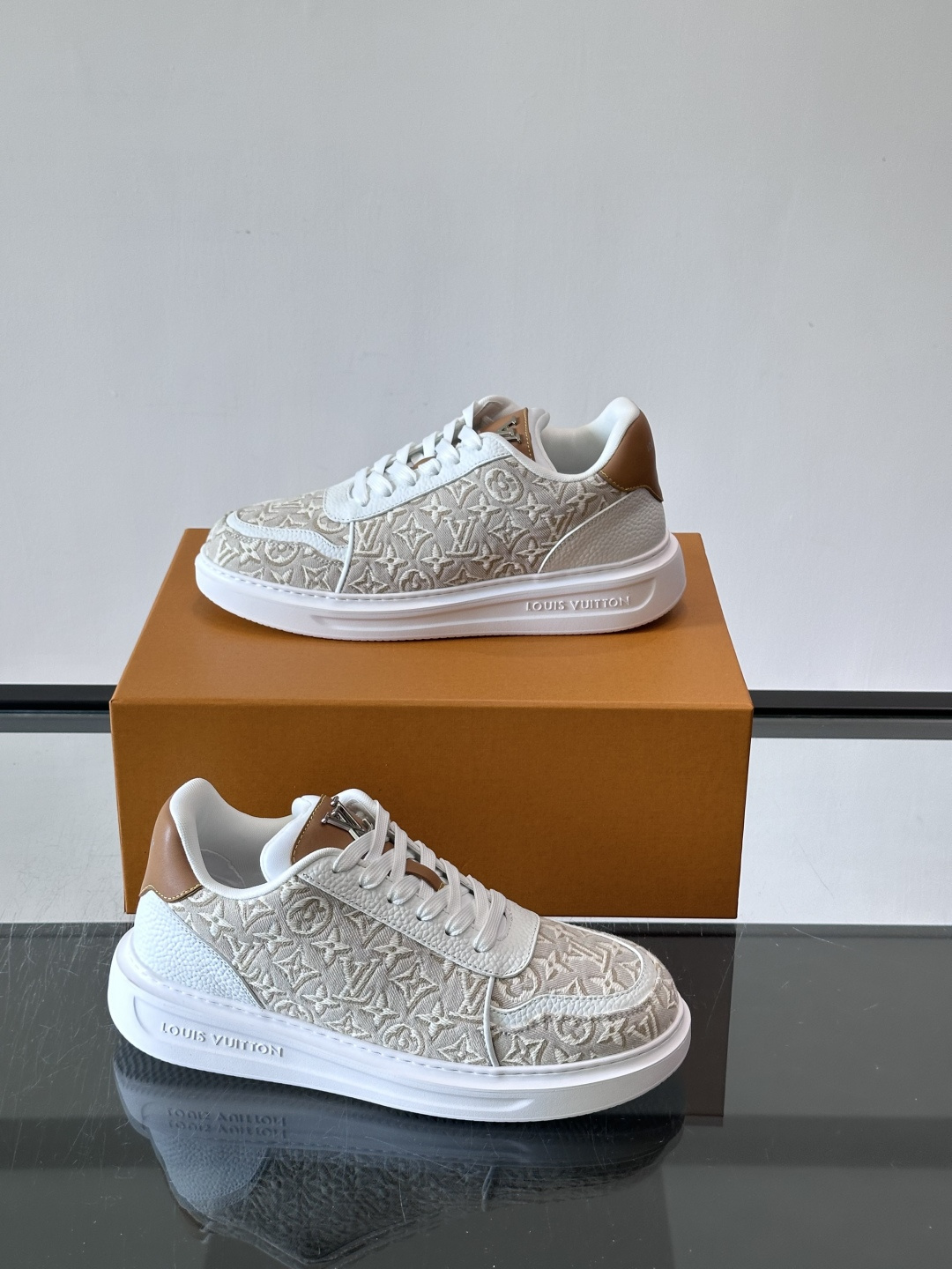 LV 男士休闲鞋。Monogram 帆布拼接荔枝皮。LV 经典老花图案辨识度拉满，厚底干净利落。鞋舌上的 LV 刺绣和老