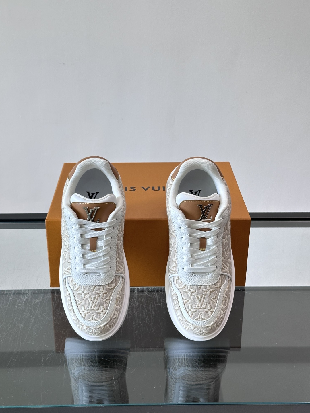 LV 男士休闲鞋。Monogram 帆布拼接荔枝皮。LV 经典老花图案辨识度拉满，厚底干净利落。鞋舌上的 LV 刺绣和老