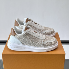 LV 男士休闲鞋。Monogram 帆布拼接荔枝皮。LV 经典老花图案辨识度拉满,厚底干净利落。鞋舌上的 LV 刺绣和老 LV 男士休闲鞋。Monogram 帆布拼接荔枝皮。LV 经典老花图案辨识度拉满,厚底干净利落。鞋舌上的 LV 刺绣和老