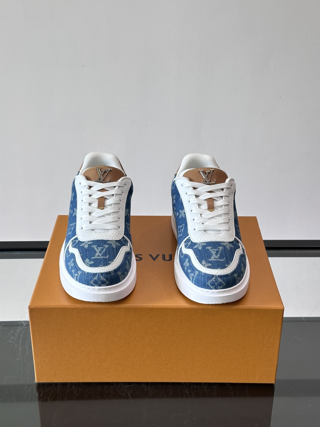 LV 男士休闲鞋。Monogram 帆布拼接荔枝皮。LV 经典老花图案辨识度拉满，厚底干净利落。鞋舌上的 LV 刺绣和老